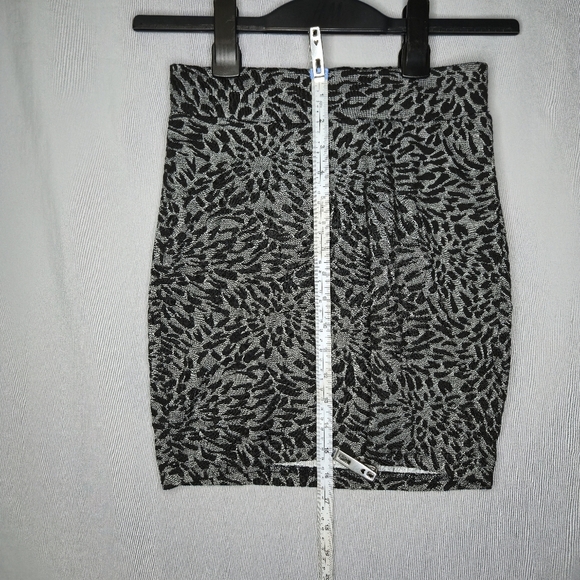 Vero Moda Mini Skirt With Black Amd White Pattern Size S - Picture 3 of 7